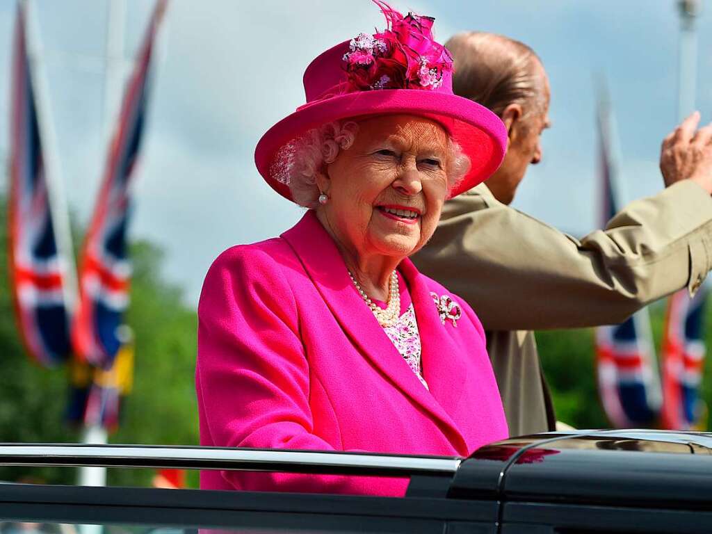 Am Folgetag zeigte sich die Queen in knallpink.