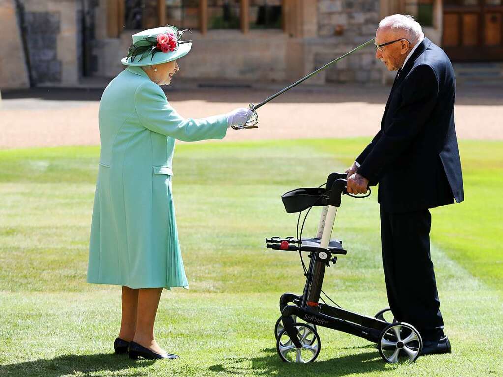 Queen Elizabeth II. schlgt Kriegsveteran Sir Tom Moore zum Ritter. Er hatte mit einem Spendenlauf am Rollator knapp 33 Millionen Pfund gesammelt.