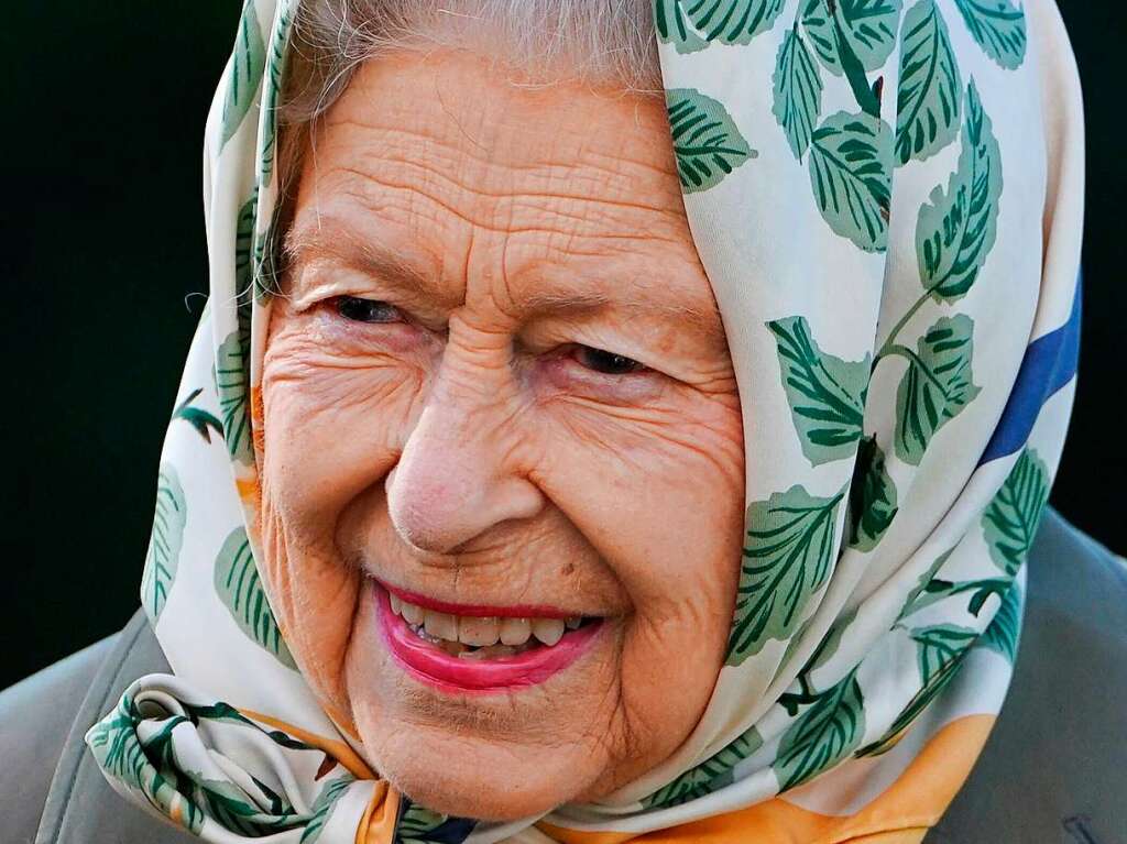 Queen Elizabeth II. mit Kopftuch – statt extravagantem Hut.