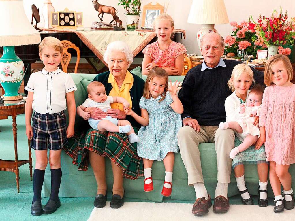 Queen Elizabeth II. mit ihrem Ehemann Prinz Philip und ihren Urenkelkindern.