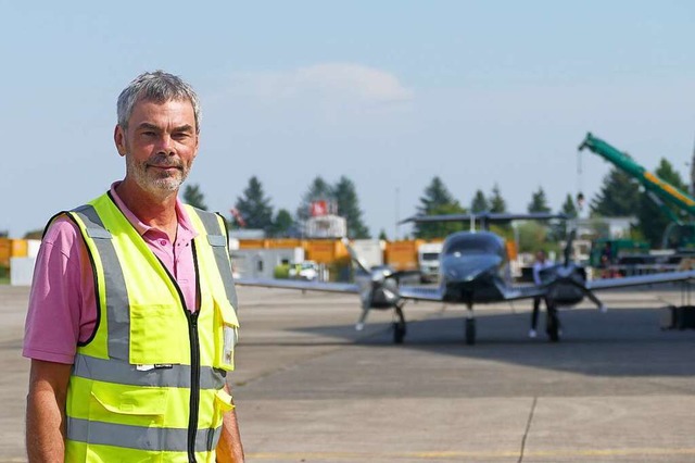 Wolfgang Pieles auf dem Rollfeld in Lahr, im Hintergrund eine Propellermaschine  | Foto: Mark Alexander