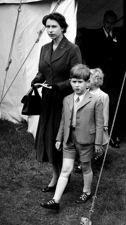 Prinz Charles und Königin Elizabeth II...se Show. (Archivbild vom 14. Mai 1955)  | Foto: Pa (dpa)