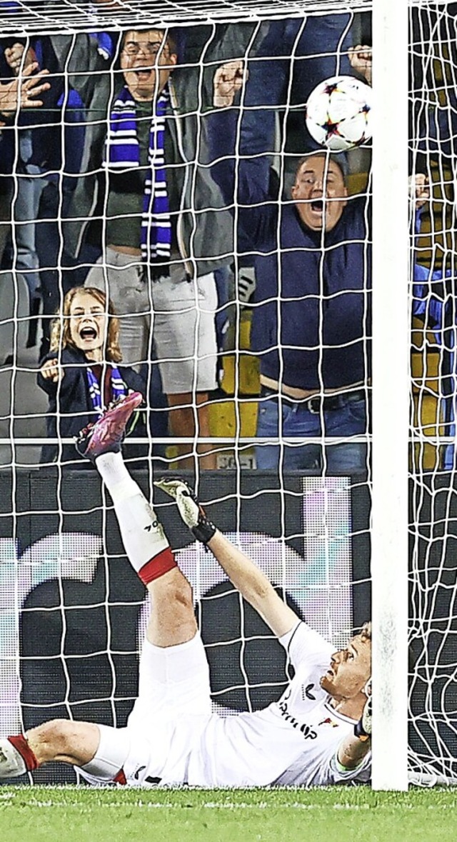 Bayer-Keeper Lukas Hradecky fllt mit dem Ball ins Tor.  | Foto: Bruno Fahy (dpa)