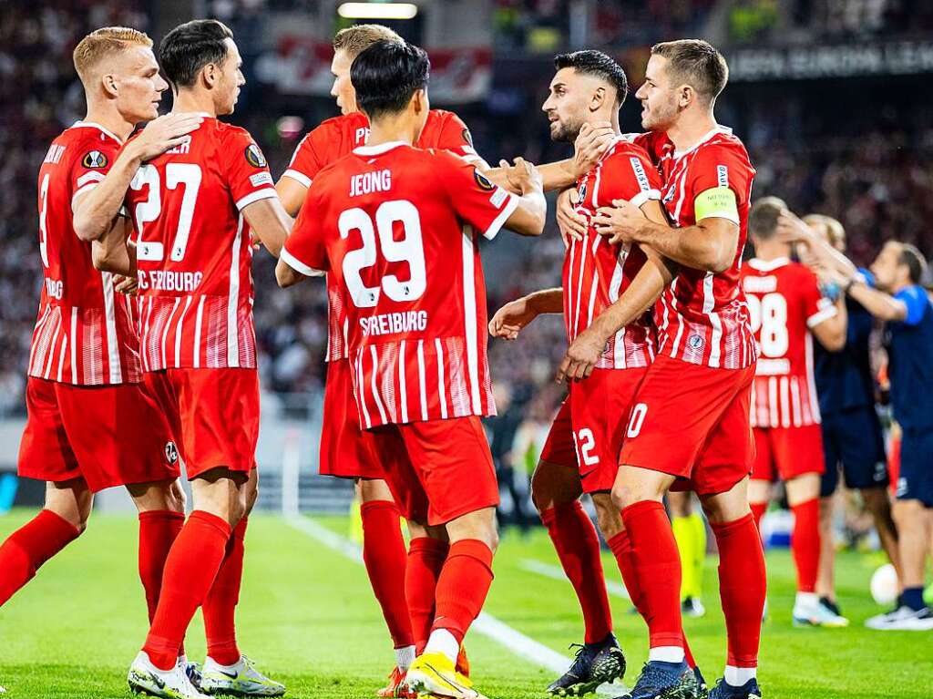 Die Spieler des SC Freiburg freuen sich ber ihr erstes Tor in der Europa-League.