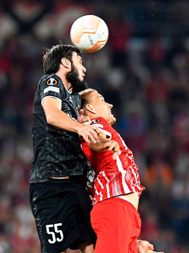 Vor ausverkauften Heimrngen bezwingt der SC Freiburg im ersten Spiel der Europa-League FK Qarabag Agdam.