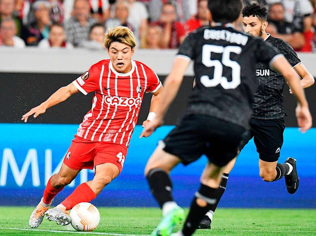 Vor ausverkauften Heimrngen bezwingt der SC Freiburg im ersten Spiel der Europa-League FK Qarabag Agdam.