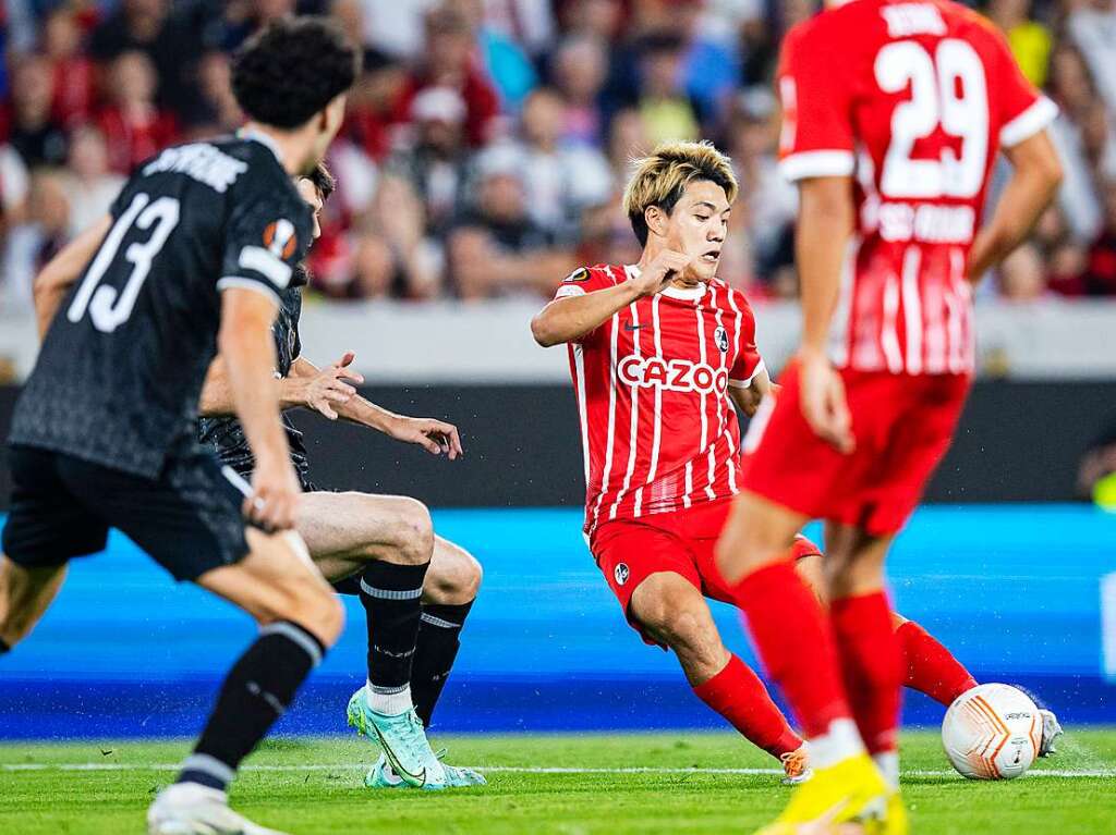 Freiburgs Ritsu Doan (r) macht das Tor zum 2:0.