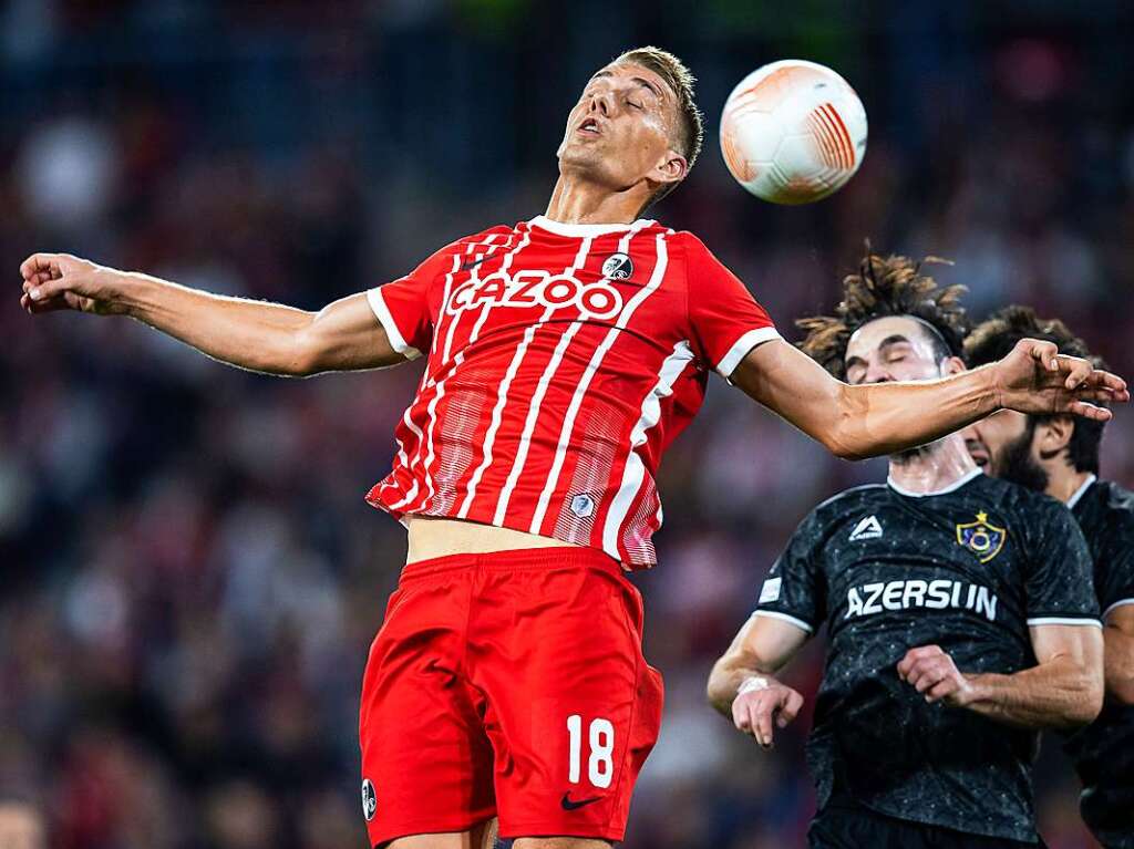 Vor ausverkauften Heimrngen bezwingt der SC Freiburg im ersten Spiel der Europa-League FK Qarabag Agdam.