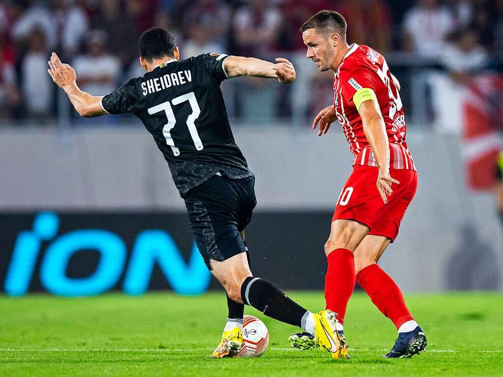 Vor ausverkauften Heimrngen bezwingt der SC Freiburg im ersten Spiel der Europa-League FK Qarabag Agdam.