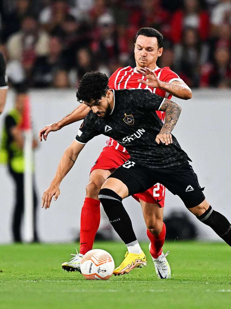 Vor ausverkauften Heimrngen bezwingt der SC Freiburg im ersten Spiel der Europa-League FK Qarabag Agdam.