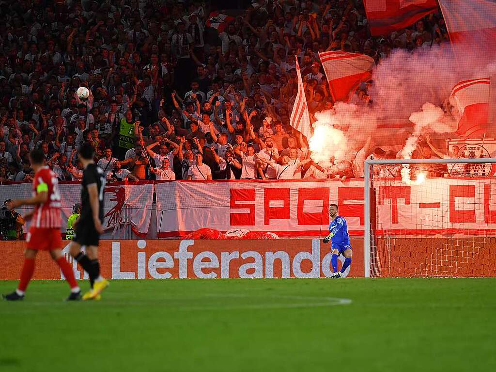 Vor ausverkauften Heimrngen bezwingt der SC Freiburg im ersten Spiel der Europa-League FK Qarabag Agdam.