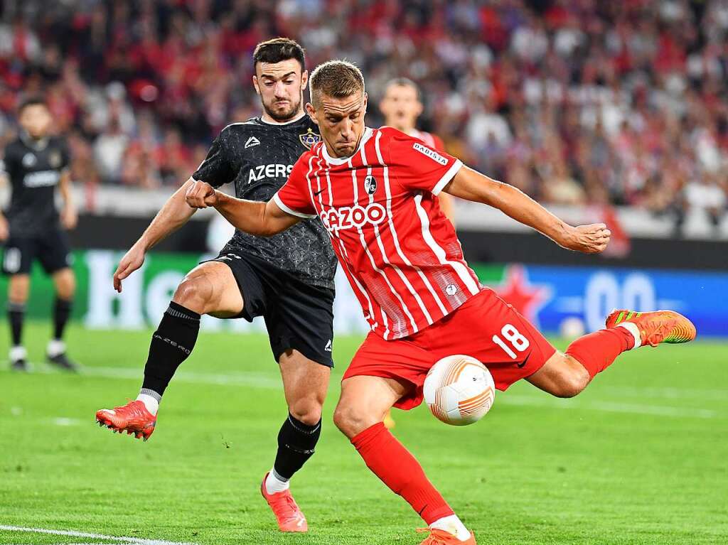 Vor ausverkauften Heimrngen bezwingt der SC Freiburg im ersten Spiel der Europa-League FK Qarabag Agdam.