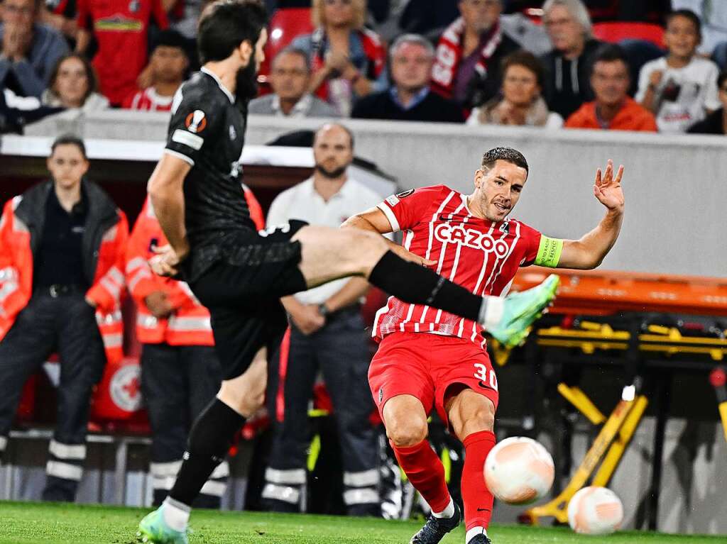 Vor ausverkauften Heimrngen bezwingt der SC Freiburg im ersten Spiel der Europa-League FK Qarabag Agdam.