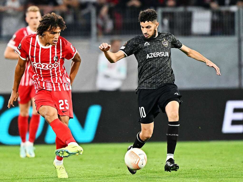 Vor ausverkauften Heimrngen bezwingt der SC Freiburg im ersten Spiel der Europa-League FK Qarabag Agdam.