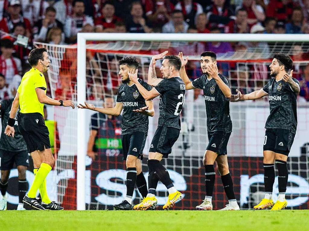 Vor ausverkauften Heimrngen bezwingt der SC Freiburg im ersten Spiel der Europa-League FK Qarabag Agdam.