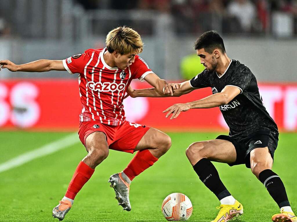 Vor ausverkauften Heimrngen bezwingt der SC Freiburg im ersten Spiel der Europa-League FK Qarabag Agdam.