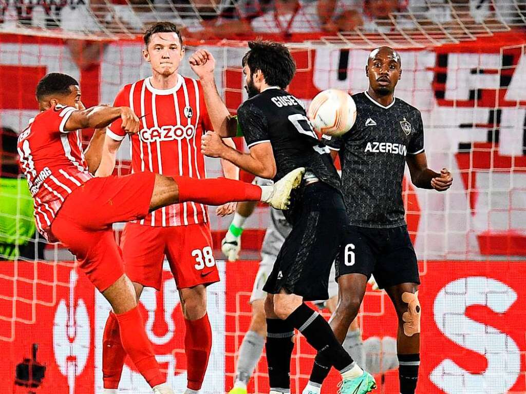 Vor ausverkauften Heimrngen bezwingt der SC Freiburg im ersten Spiel der Europa-League FK Qarabag Agdam.