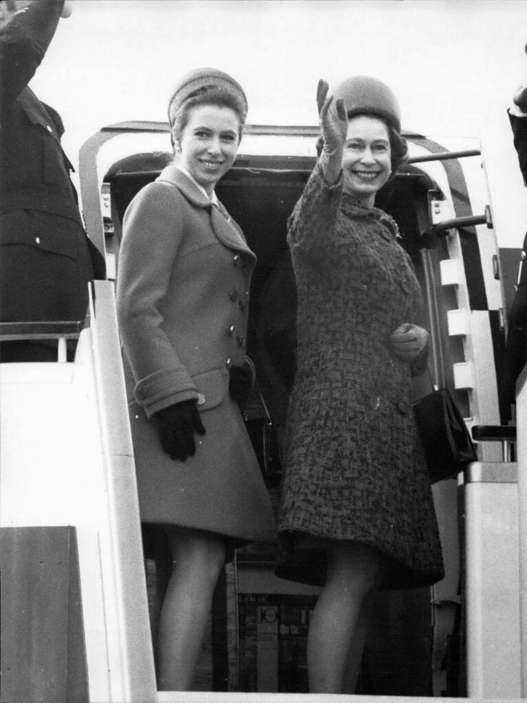 Mrz 1970: Die britische Knigin Elizabeth II. begleitet von Anne (l), Princess Royal, steigt am Flughafen Heathrow in ein Flugzeug fr eine Reise nach Fidschi, Tonga, Neuseeland und Australien.