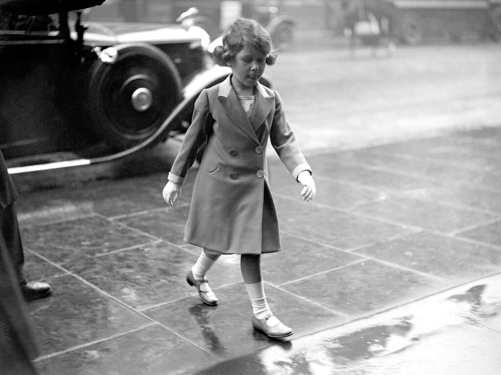 Mai 1932: Prinzessin Elizabeth geht durch den Regen, um das knigliche Turnier bei Olympia in London zu besuchen.