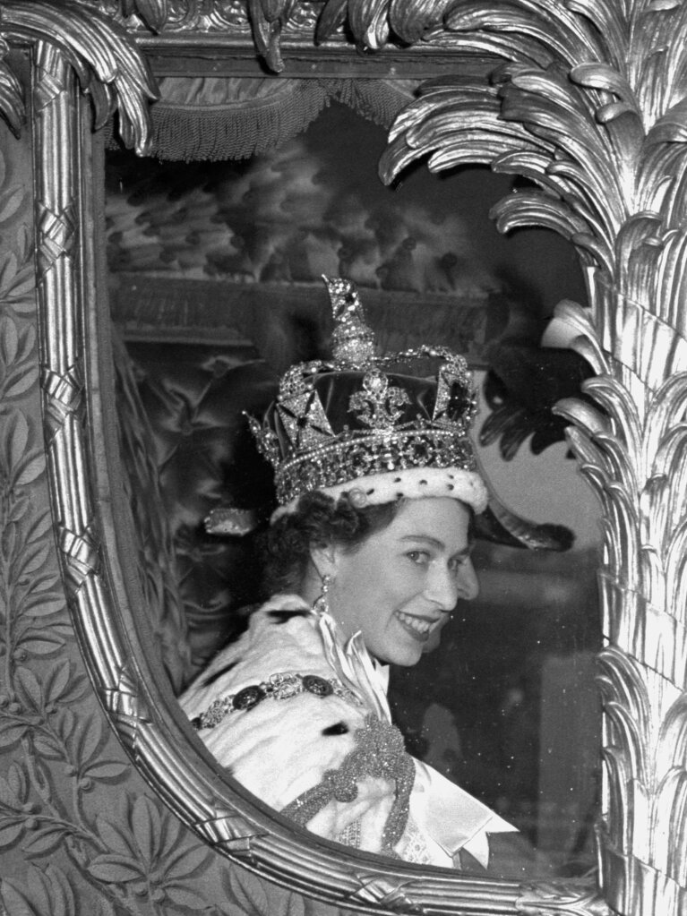 Februar 1953: Knigin Elizabeth II., die nach ihrer Krnung in der Westminster Abbey in London aus ihrer Kutsche heraus in die Menge lchelt.