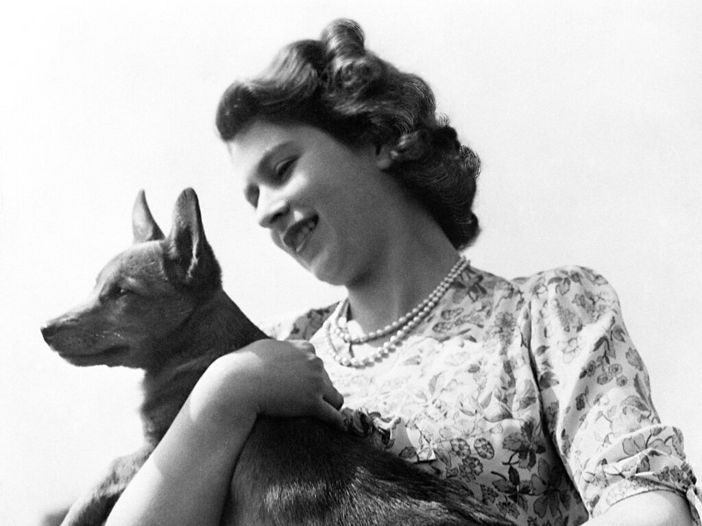 September 1950: Prinzessin Elizabeth hlt einen Corgi