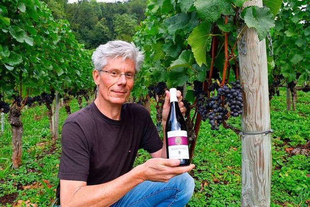 Wilfried Frieauff zeigt in seinem Wein...chen mit dem  Sptburgunder Rabenfels.  | Foto: Heinz und Monika Vollmar