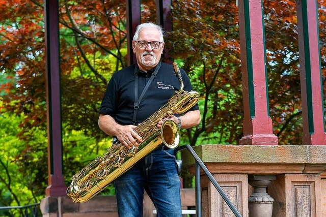 Reiner Michel spielt Baritonsaxofon in...Vorbereitung zum Lichterfest zu sehen.  | Foto: Endrik Baublies