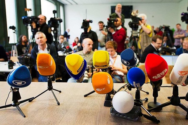 Medienvielfalt: Mikrophone ffentlich-...vater Kanle bei einer Pressekonferenz  | Foto: Inga Kjer