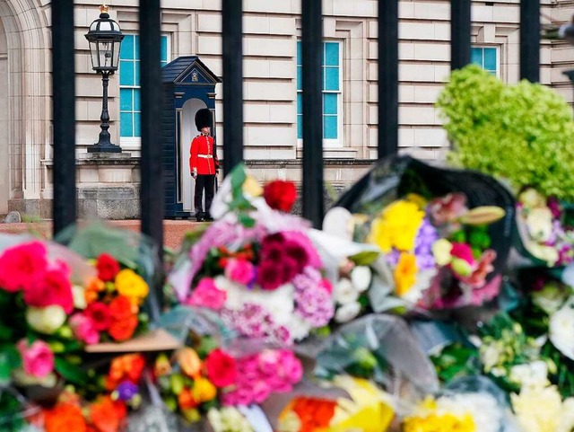 Blumen am Buckingham-Palast  | Foto: Dominic Lipinski (dpa)