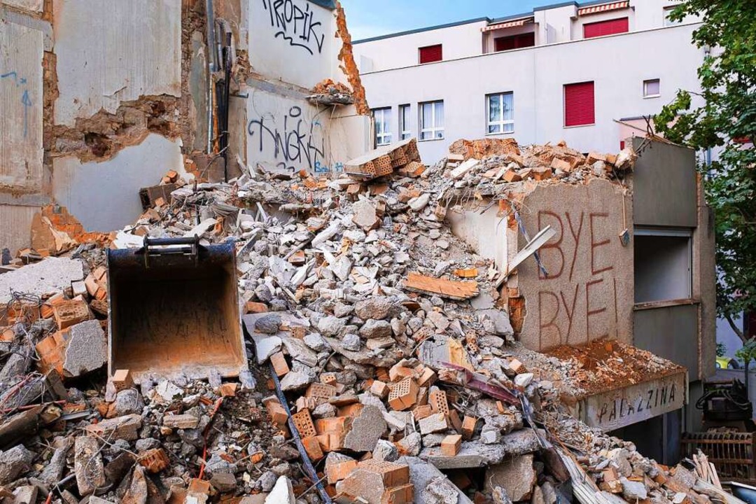 Zwischen 3000 und 7000 Gebäude werden in der Schweiz jährlich abgerissen.  | Foto: Leon Faust/Countdown2030