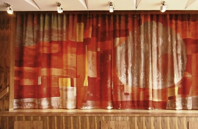 Die Farben des Vorhangs wurden auf ein spezielles Gewebe aufgetragen.  | Foto: Archiv Helmut Bauckner