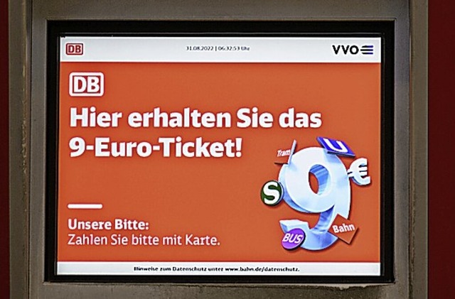 Das 9-Euro-Ticket am Automaten  | Foto: Robert Michael (dpa)