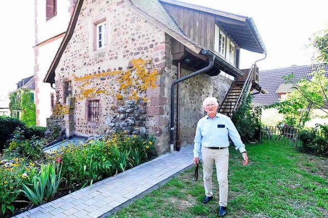 Auf dem  Rasenstck im Schatten des St...g bewirtet, was Dieter Geuenich freut.  | Foto: Markus Zimmermann