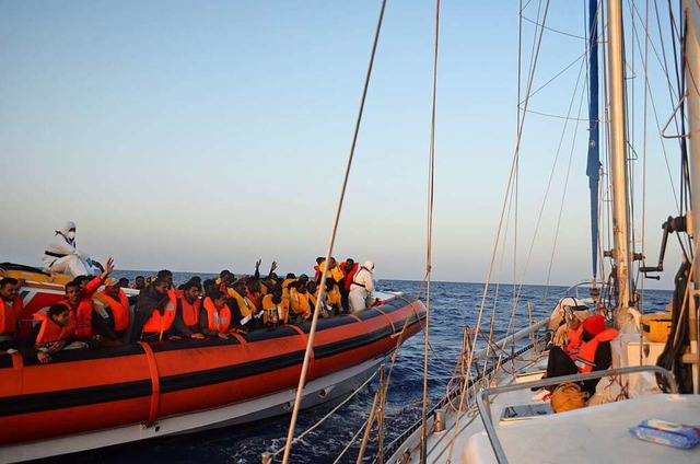 Die italienische Kstenwache hat die 92 Menschen vom Boot gerettet.  | Foto: r42-sailtraining