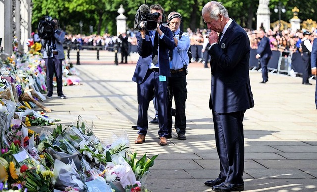 Charles am Freitag vor den Blumen, die...m-Palast fr die Queen abgelegt haben.  | Foto: DANIEL LEAL (AFP)