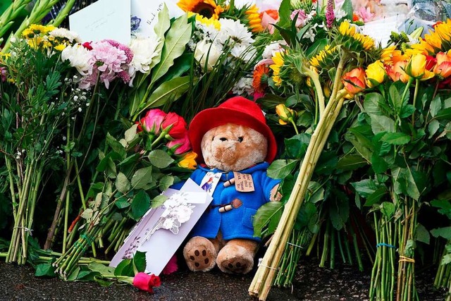 Blumen und ein Paddington-Br liegen v...hrem Landsitz in Schottland gestorben.  | Foto: Andrew Milligan (dpa)