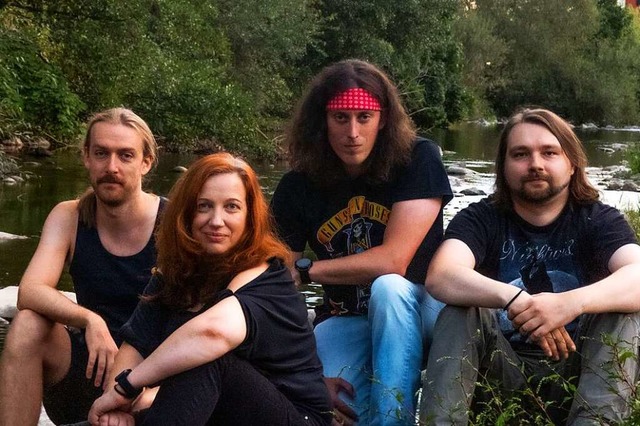 Gitarrist Jannis Obrecht, Sngerin Sev...ssist John (ohne Nachnamen, von links)  | Foto: Photo by Nancy Welzel