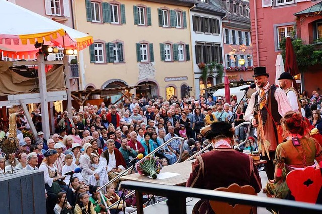 Ein volles Stdtchen voll Geschichte: ...den vergangenen StaGes vor dem Rathaus  | Foto: Hans-Peter Mller