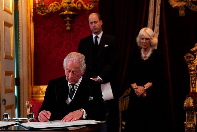 Knig Charles III. unterschreibt im Be...alast feierlich zum Knig proklamiert.  | Foto: Victoria Jones (dpa)