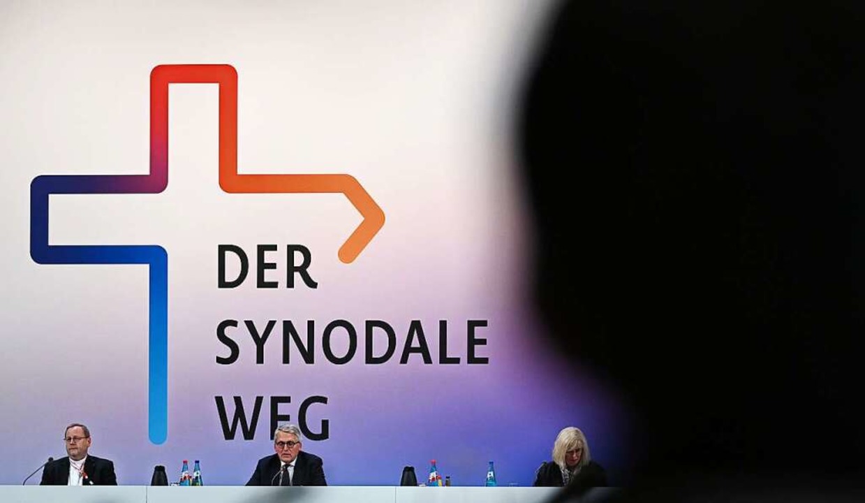 Thomas Sternberg (M), Prsident des Ze...atholischen Kirche im Forum der Messe.  | Foto: Arne Dedert (dpa)