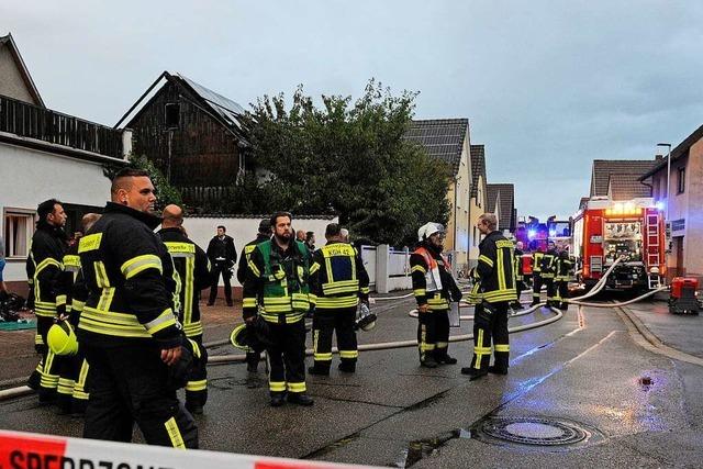 Feuerwehr rettet drei Menschen aus brennender Dach-Wohnung
