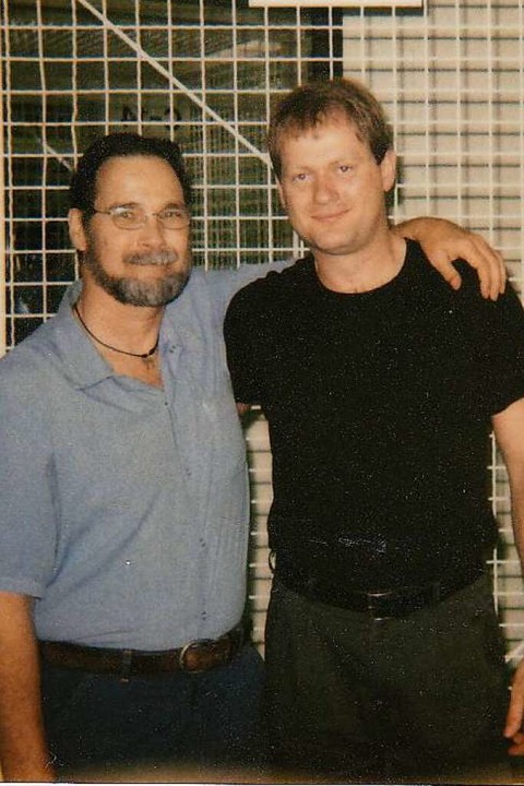 Häftling Reno mit Autor Arndt Peltner auf einem gut 20 Jahre alten Foto  | Foto: Privat