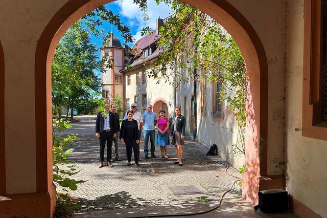 Die Besuchergruppe um die Landtagsabge...el (3. v. l.) im Osthof des Schlosses.  | Foto: Alexander Huber