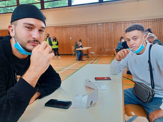 Emanuel Damiano (links) und Fabio Riol...enabstrich in der flinger Sporthalle.  | Foto: Hrvoje Miloslavic