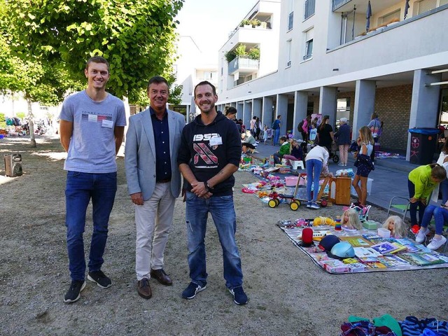 Eric Brengartner (von links), Volker K... mit dem Kinderflohmarkt zu Ende ging.  | Foto: Frank Schoch