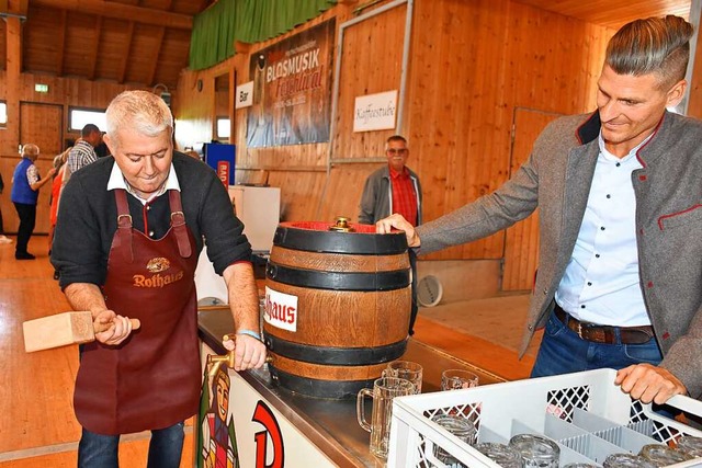 Manfred Kreuzt (links) erffnet das Ro... von der Rothaus-Brauerei hilft dabei.  | Foto: Thomas Biniossek