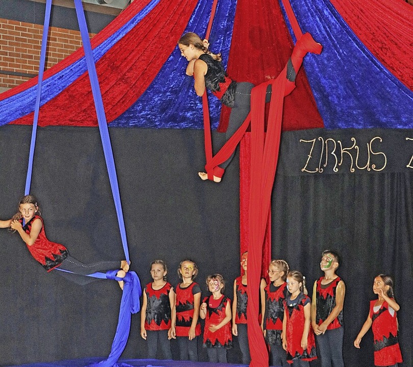 Akrobatik in luftiger Höhe wurde von d...n beim Zirkusprojekt Zansiba eingeübt.  | Foto: Dorothée Kuhlmann