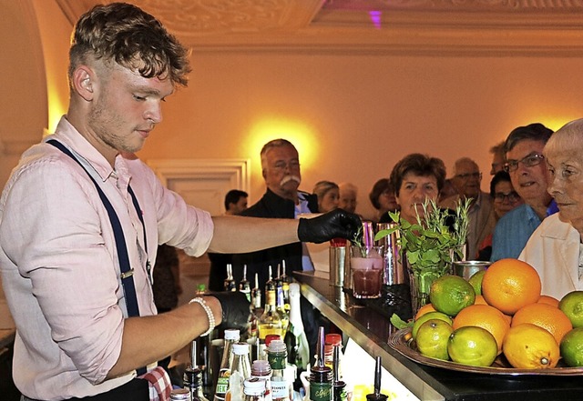 Barkeeper Elias Imberi zauberte an ein... unglaublicher Vielfalt (Bild rechts).  | Foto: Martha Weishaar