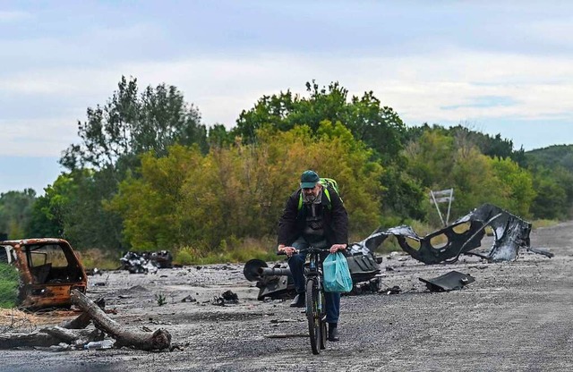 Ein Mann in der Nhe des Ortes  Balaki...die ukrainische Armee zurckeroberte.   | Foto: JUAN BARRETO (AFP)