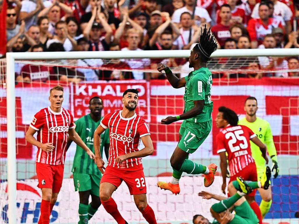 Heimspiel im Europa-Park-Stadion: der SC Freiburg prfte am frhen Sonntagabend die Fohlen aus Mnchengladbach.